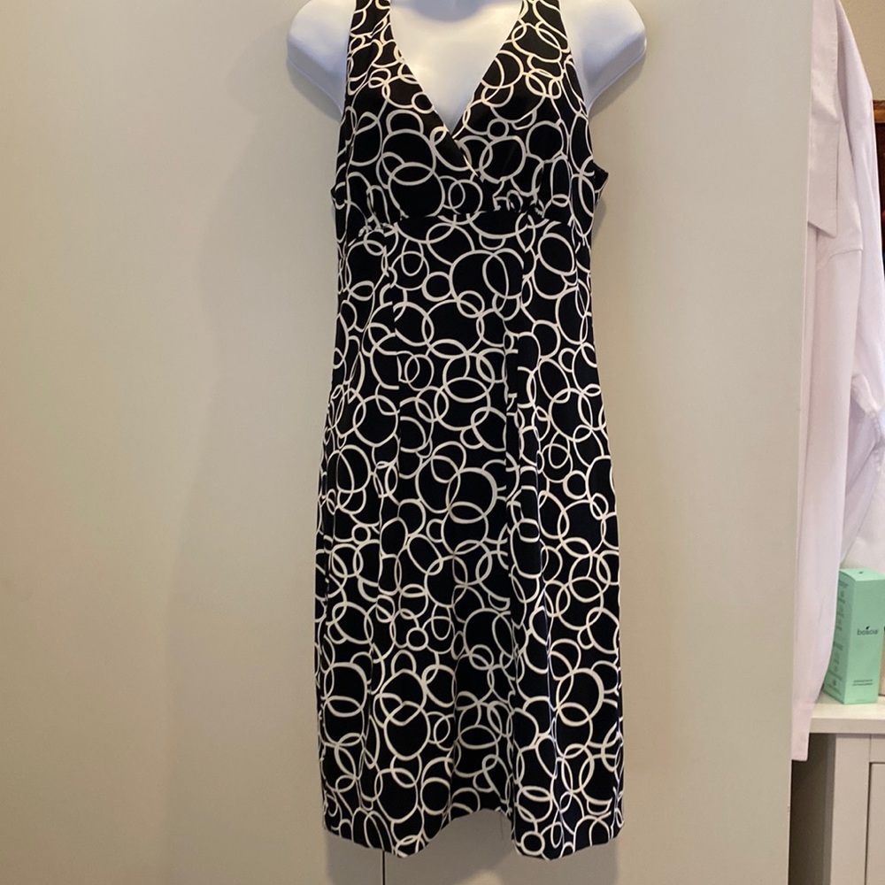NWOT.Connected Apparel size 8 black and white different size circles. Below knee